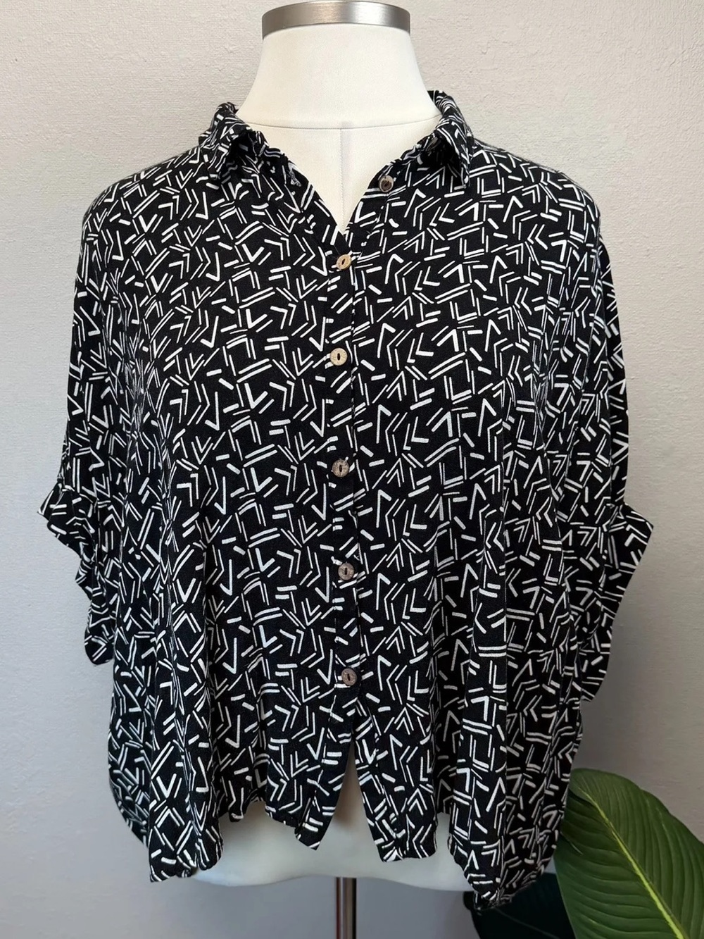 Talulah Black & White Geometric Print Button-Up Shirt - Size Medium